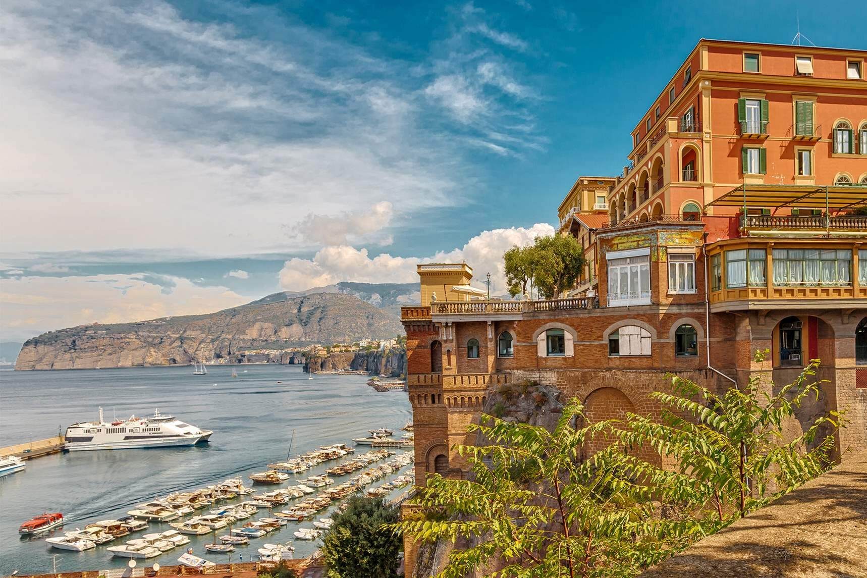 Casa-Flais-Apartment-Sorrento-Centre-Rooms-hotel-sorrento-coast-amalfi-5-e1642419542429.jpg